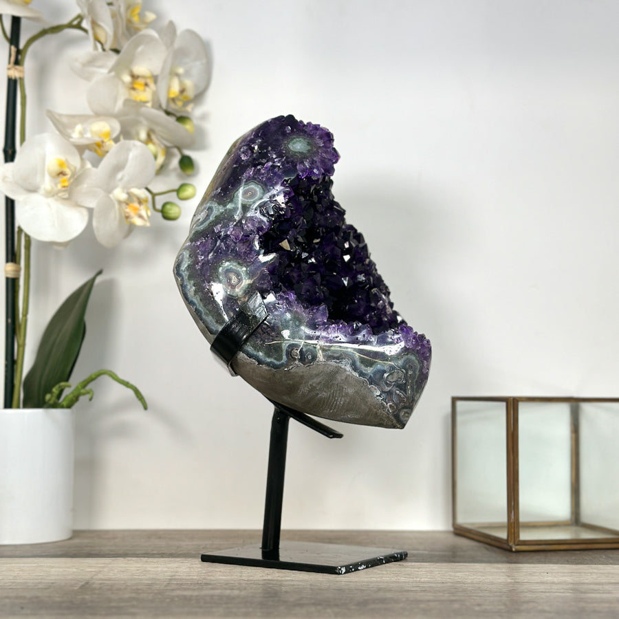 Amethyst-Geode mit tiefvioletter, raumgreifender Kristallstruktur, in ausgewählter Spitzenqualität