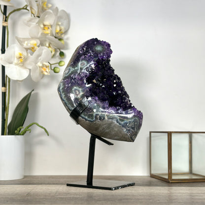 Amethyst-Geode mit tiefvioletter, raumgreifender Kristallstruktur, in ausgewählter Spitzenqualität