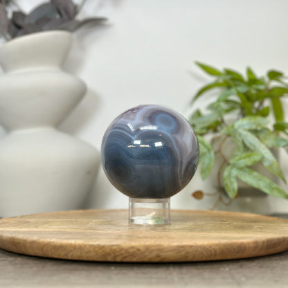 Amethyst-Achat-Steinkugel mit Kristallkammer und blau gebänderter Struktur