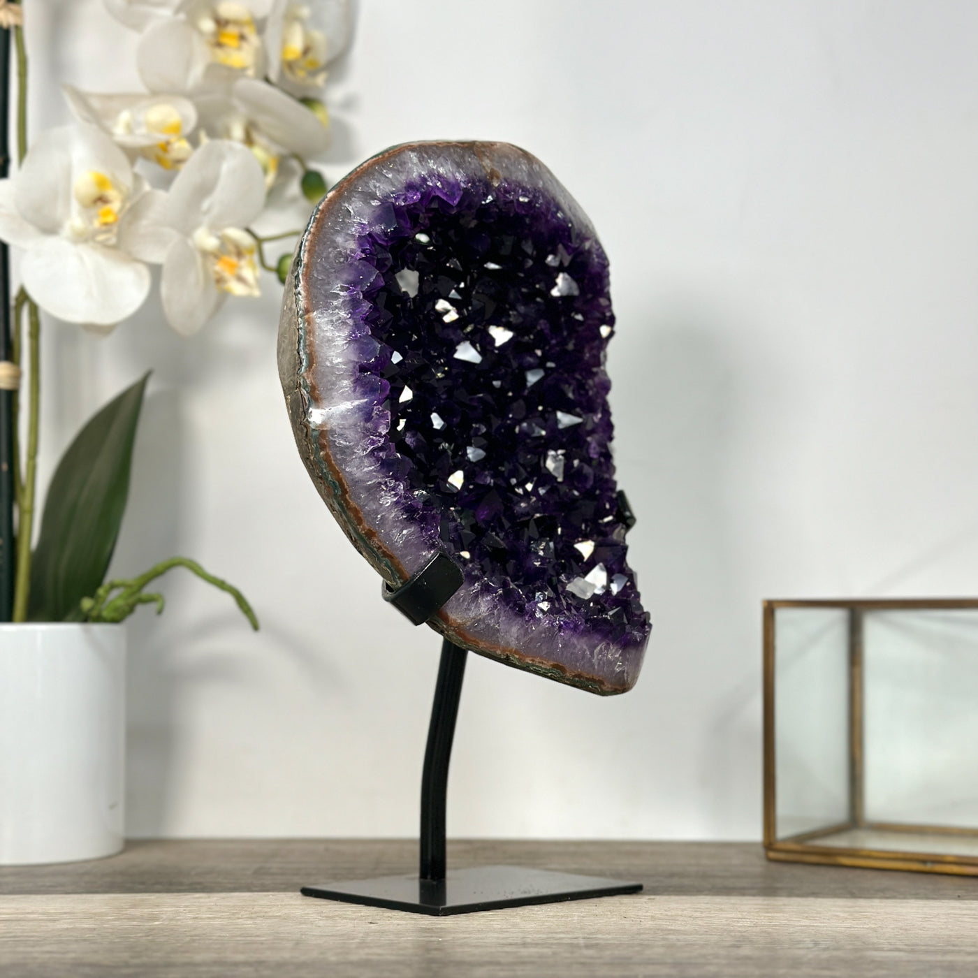 Amethyst-Geode mit gleichmäßig ausgeprägter, tiefvioletter Kristallstruktur