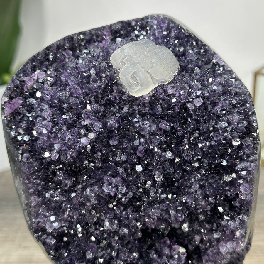 Amethyst-Stein mit integrierter Kalzit-Einlagerung
