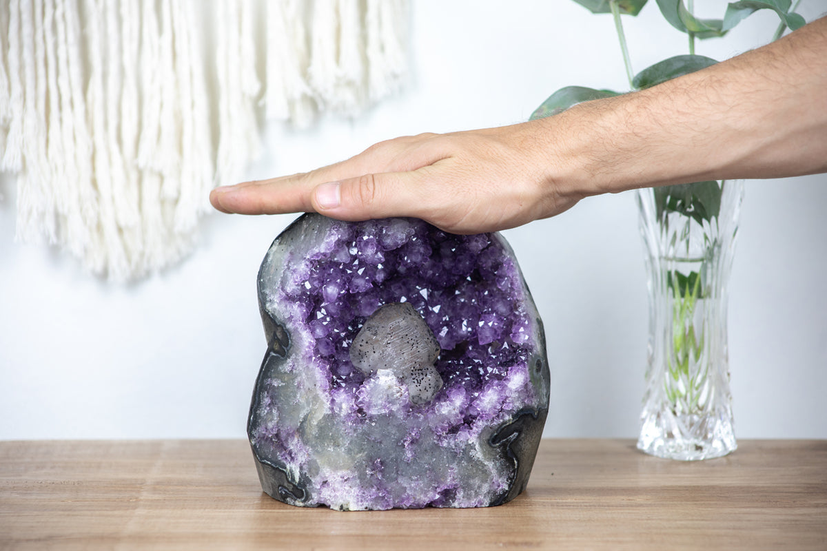 Amethyst-Geode mit plastisch hervorstechendem Kalzit-Kristall