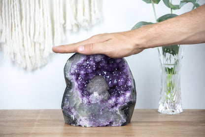 Amethyst-Geode mit plastisch hervorstechendem Kalzit-Kristall
