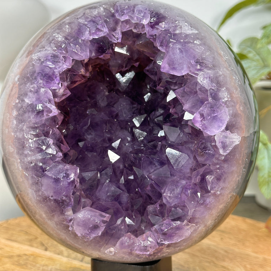Amethyst-Achat-Steinkugel groß mit ausgewogener Kristallbildung