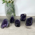 Amethyst-Kathedralen-Set 5-teilig, mit spiegelnder Kristallarchitektur und symmetrischer Struktur
