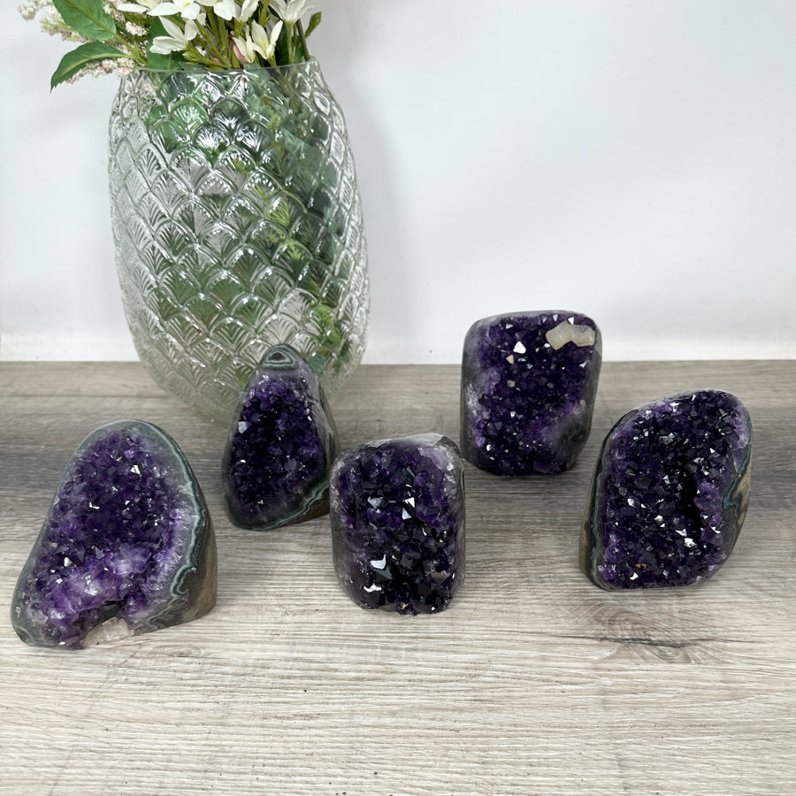 Amethyst-Kathedralen-Set 5-teilig, mit spiegelnder Kristallarchitektur und symmetrischer Struktur