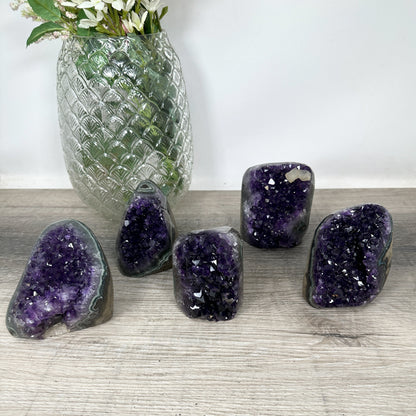 Amethyst-Kathedralen-Set 5-teilig, mit spiegelnder Kristallarchitektur und symmetrischer Struktur