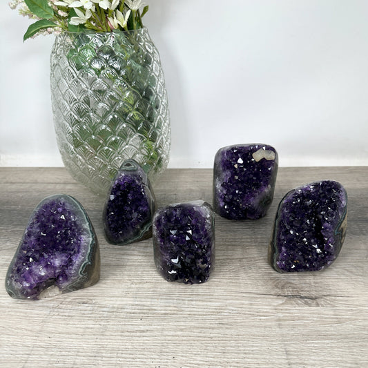 Amethyst-Kathedralen-Set 5-teilig, mit spiegelnder Kristallarchitektur und symmetrischer Struktur