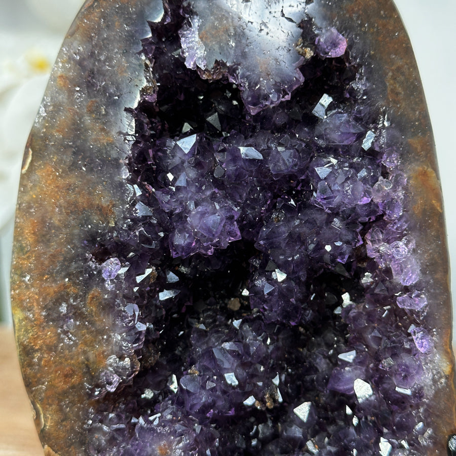 Amethyst-Achat-Geode mit natürlicher Mineralstruktur