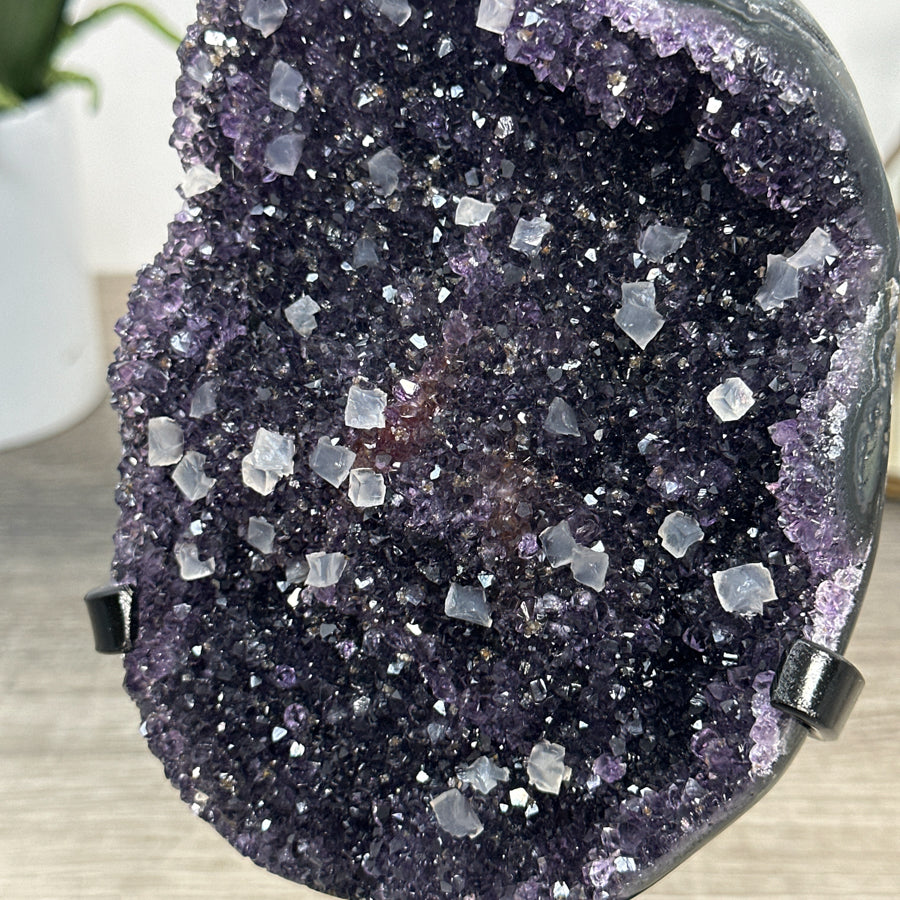 Amethyst-Matrix mit eingewachsenen Kalzitkristallen