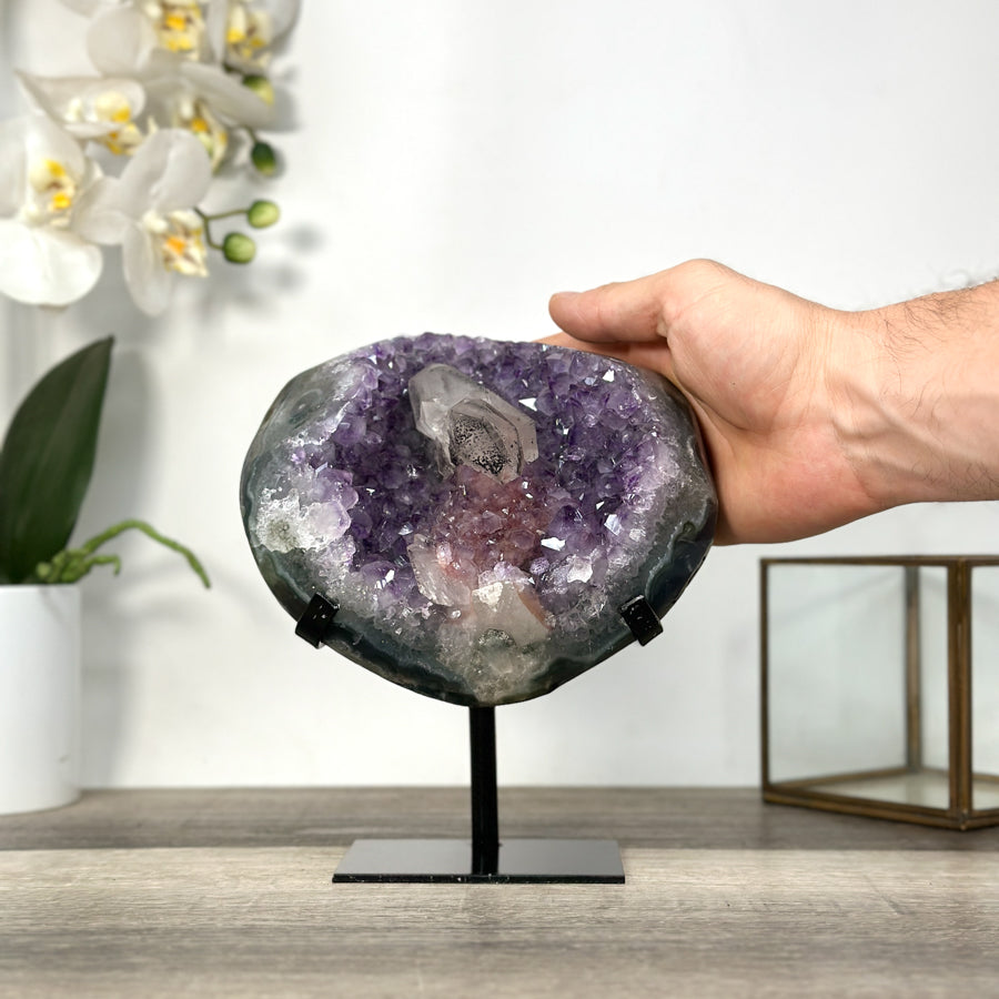 Amethyst-Geode mit Kalzitformation und kontrastreicher Kristallstruktur