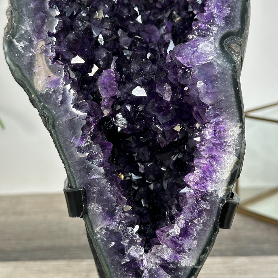 Amethyst-Geode mit intensiv schattierter, dunkler Kristallzone