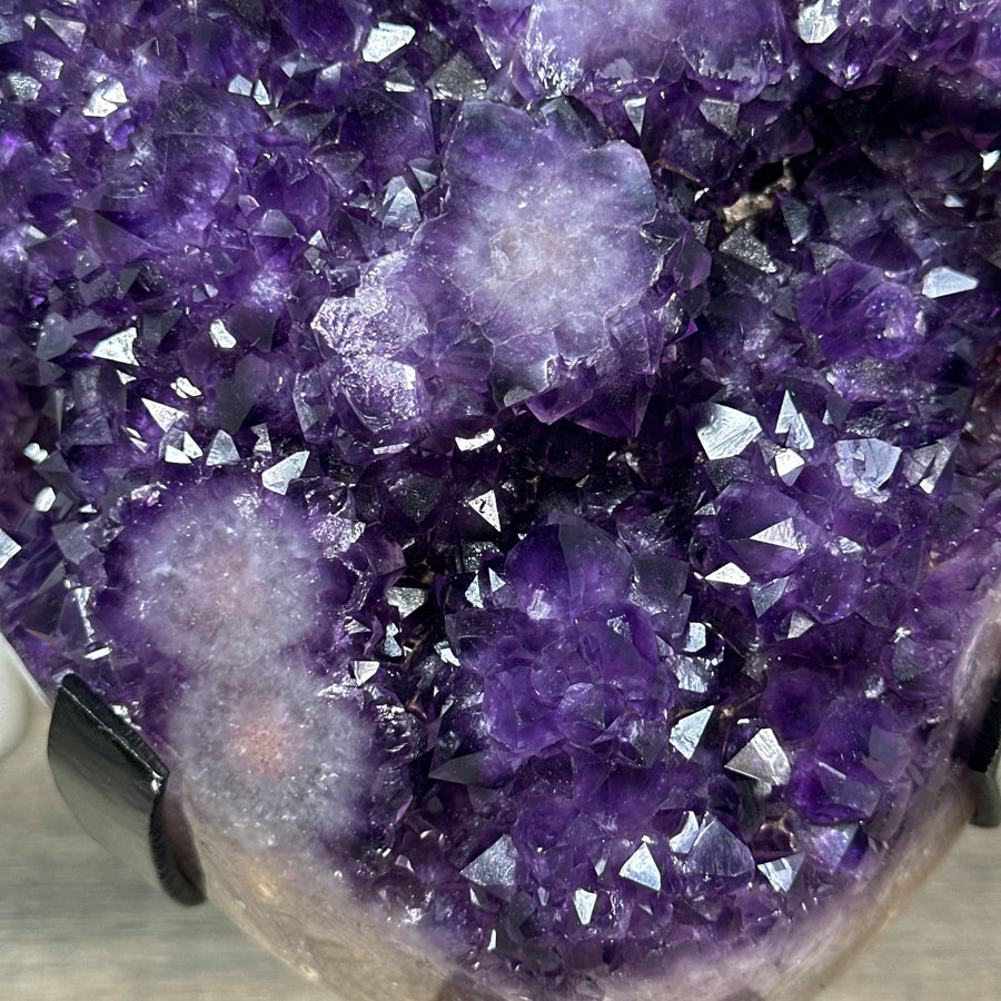 Amethyst-Cluster mit kompakt gewachsener, stalaktitischer Innenstruktur, in ausgewählter Spitzenqualität