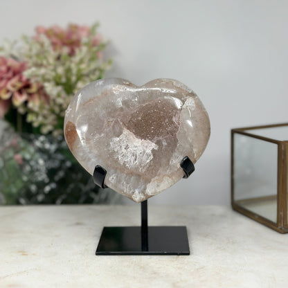 Rosa Zucker-Amethyst-Kristallherz mit fein funkelnder Druzy-Oberfläche