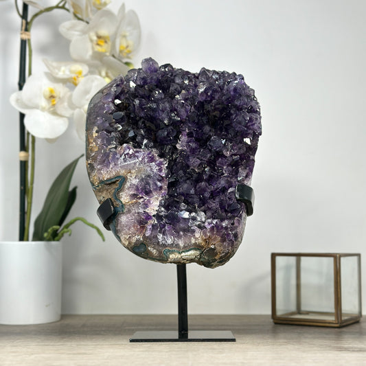 Amethyst-Kristallcluster mit frei gewachsener Spitzenzone