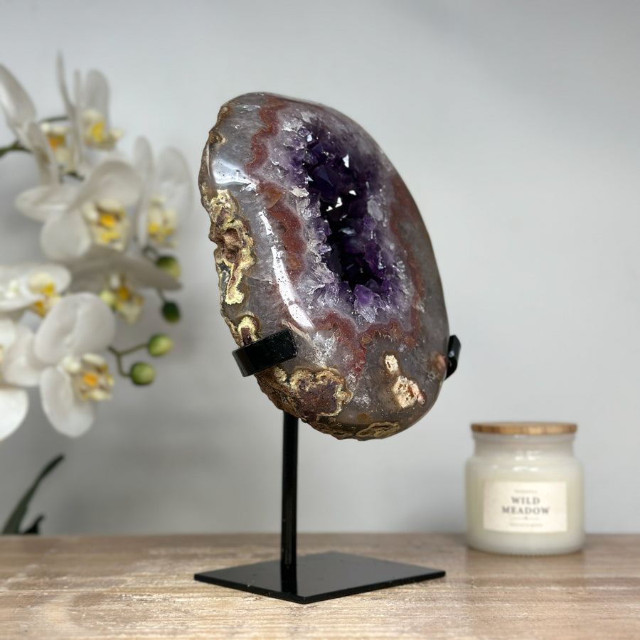Amethyst-Geode mit markanter Quarzschale