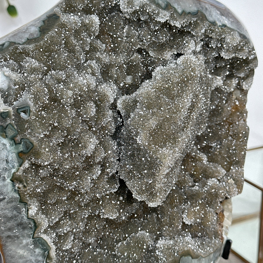 Grünes Quarz-Druzy-Exemplar mit fein kristalliner Oberfläche, in exklusiver Premiumqualität