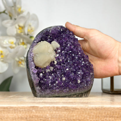 Amethyst-Kristall mit klar ausgeprägter weißer Kalzitformation