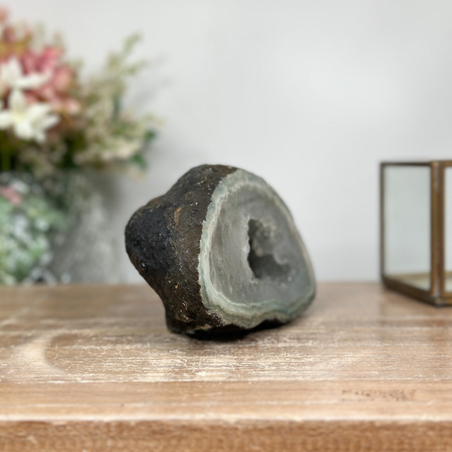 Quarz-Jaspis-Geode mit grün gebänderter, kontrastreicher Gesteinsmatrix