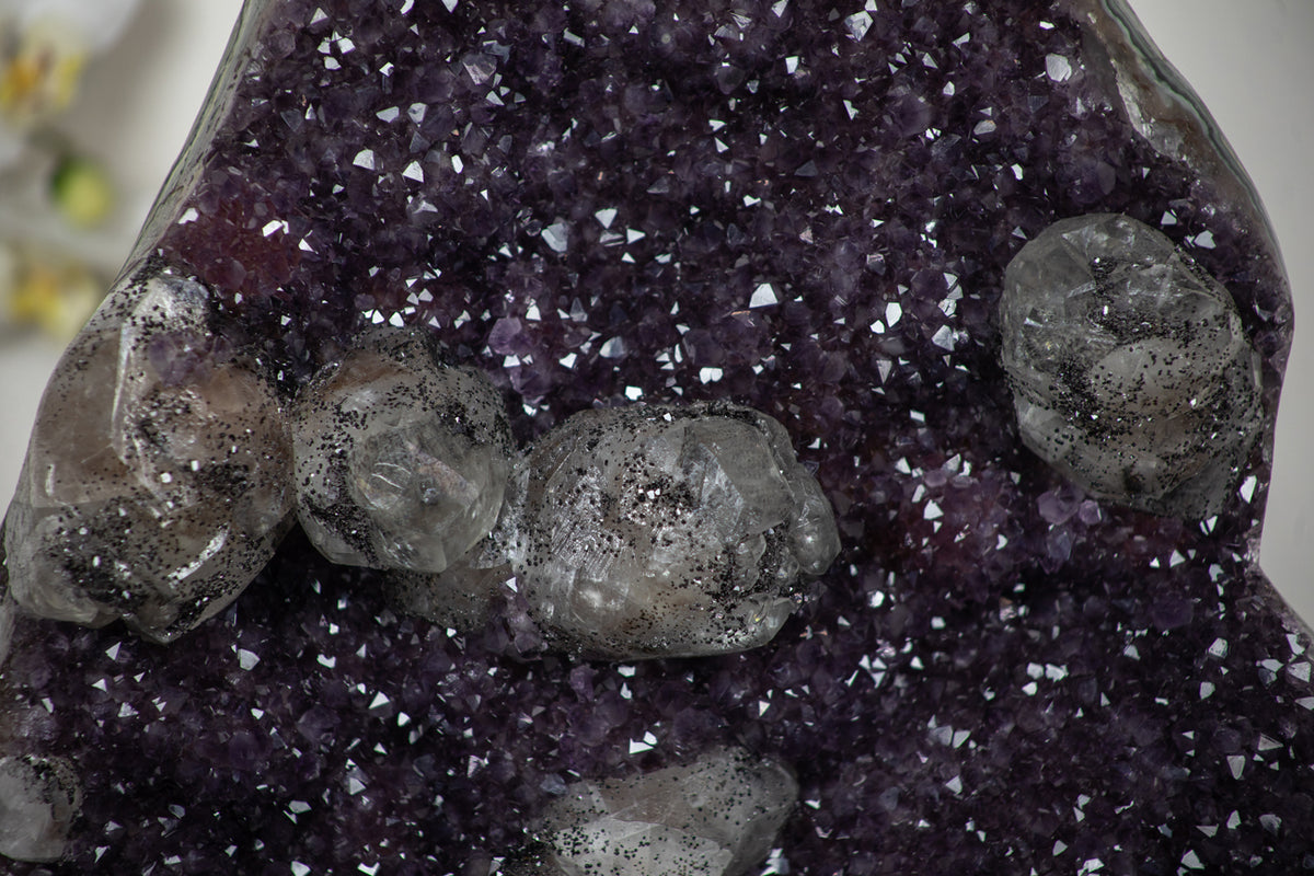 Amethyst-Kathedrale mit Kalzitformation und markanter Jaspis-Matrix, in exklusiver Premiumqualität