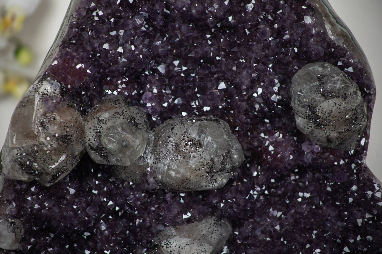 Amethyst-Kathedrale mit Kalzitformation und markanter Jaspis-Matrix, in exklusiver Premiumqualität