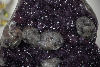 Amethyst-Kathedrale mit Kalzitformation und markanter Jaspis-Matrix, in exklusiver Premiumqualität