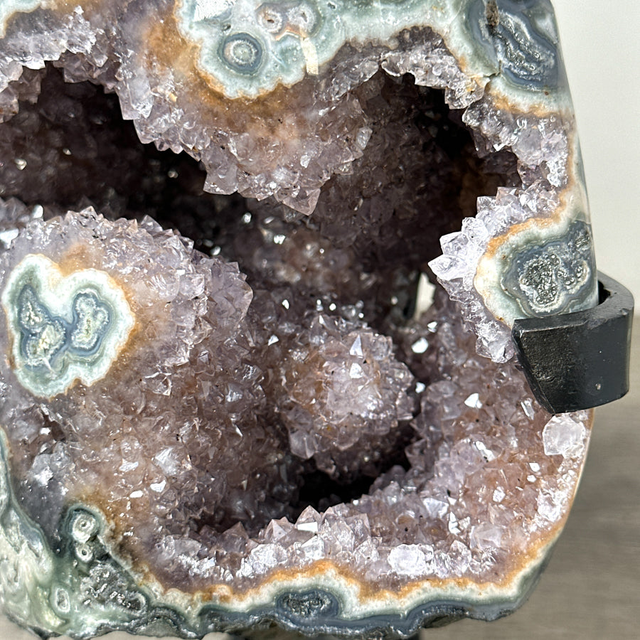 Jaspis-Amethyst-Kristall mit spannungsreicher, grün durchzogener Matrix, in ausgewählter Spitzenqualität