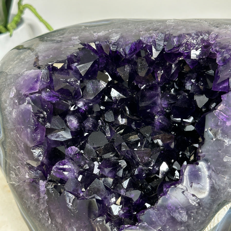 Amethyst-Achat-Geode mit harmonisch verlaufender Bänderstruktur, in ausgewählter Spitzenqualität