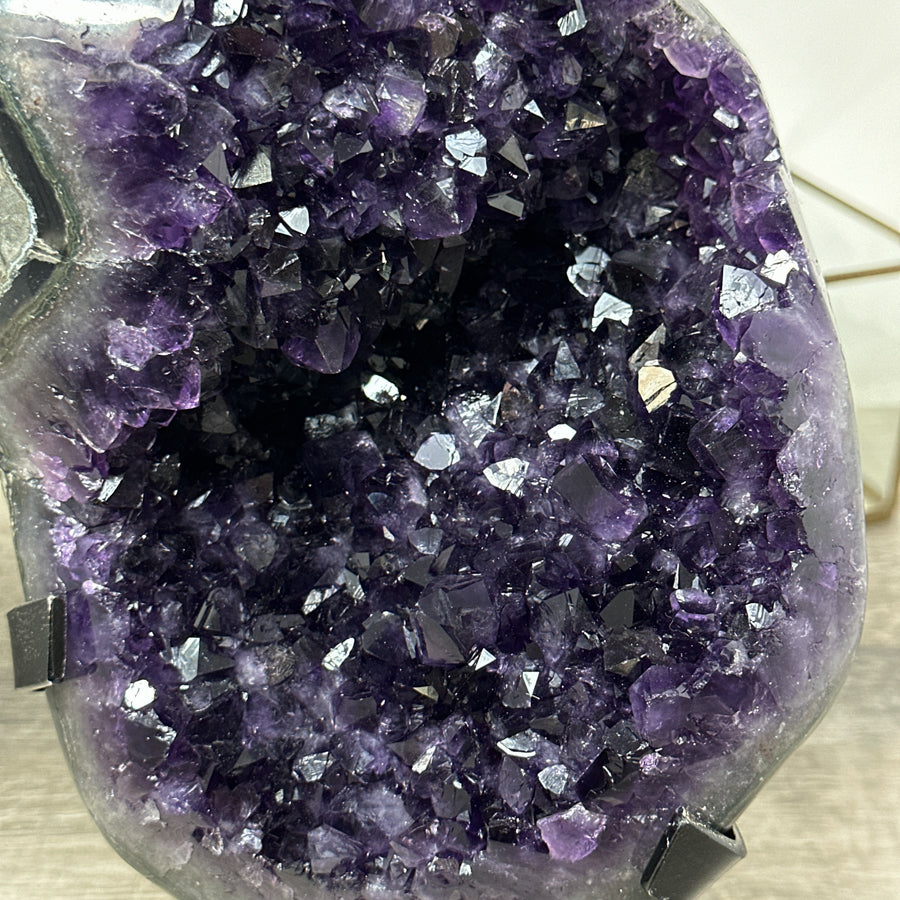 Amethyst-Geode groß mit symmetrisch ausgebildeter Kammer