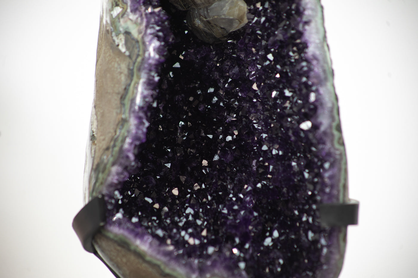 Amethyst-Geode groß mit markanter Kalzit-Einlagerung, in exklusiver Premiumqualität
