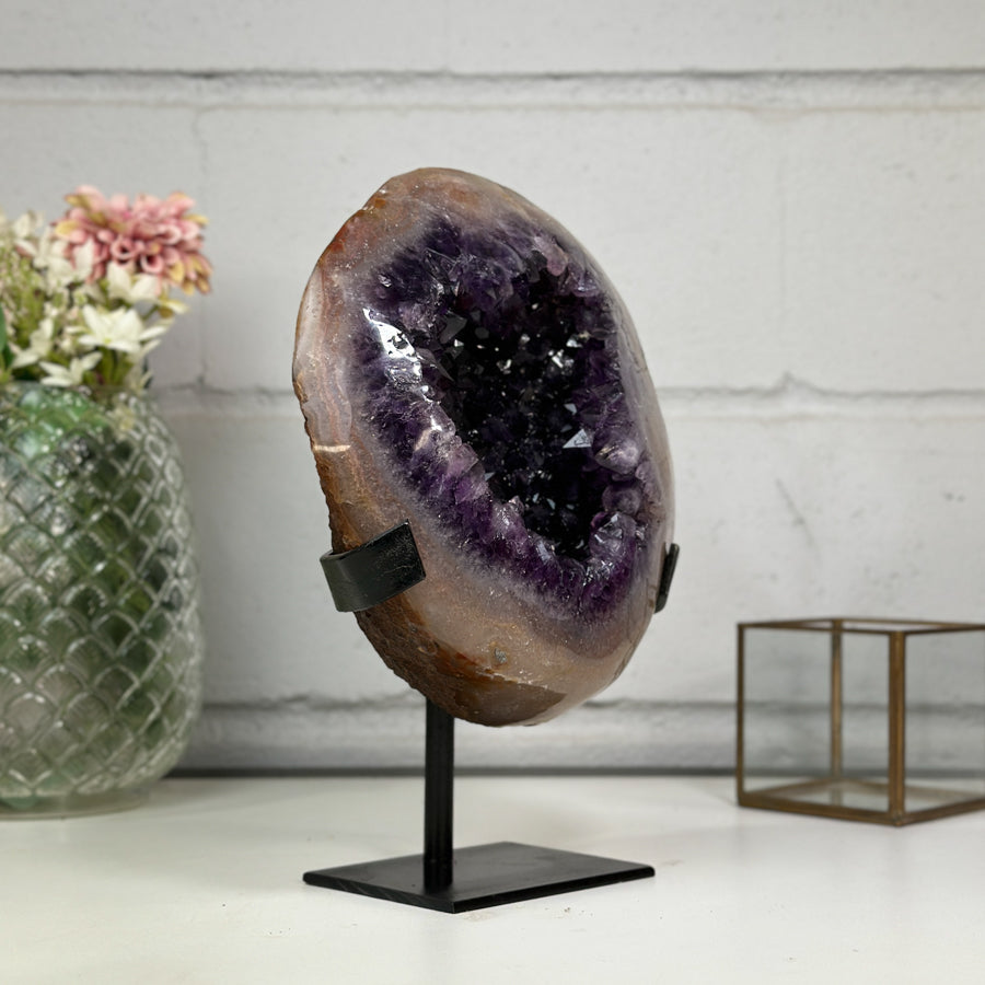 Amethyst-Geode groß mit mehrfarbig schimmernder Randstruktur