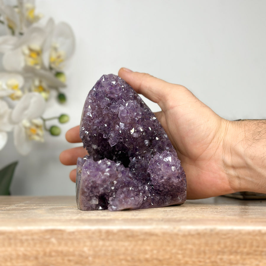 Amethyst-Kathedrale mit funkelnden Kristallspitzen und lebhafter Oberflächenwirkung