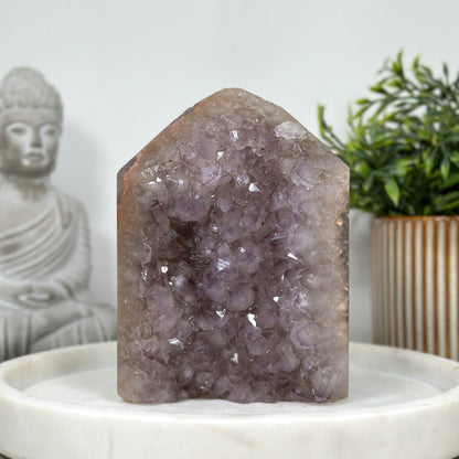 Amethyst-Achat-Obelisk  mit vielschichtiger Kristallstruktur
