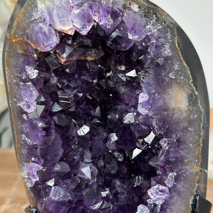 Amethyst-Geode mit Achat-Schale und strukturierter Kristallkammer