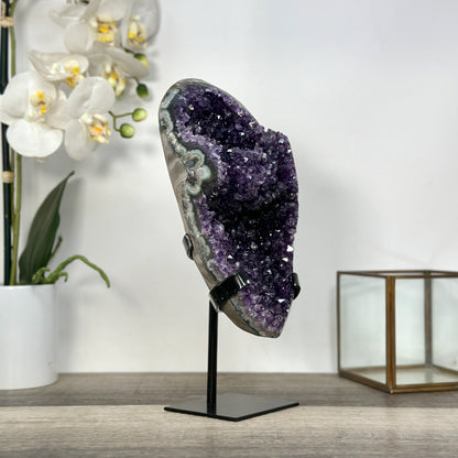 Amethyst-Geode mit augenartiger Struktur und tiefvioletter Kristallauskleidung