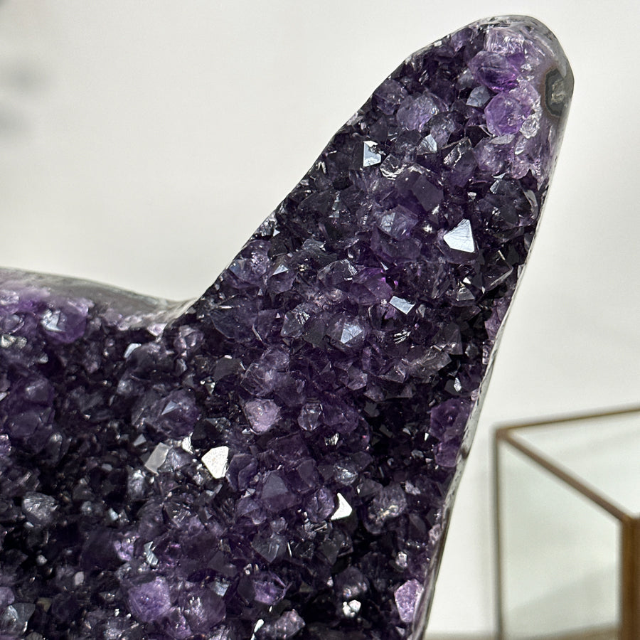 Amethyst-Cluster mit dicht gewachsener, intensiv tiefvioletter Kristallstruktur