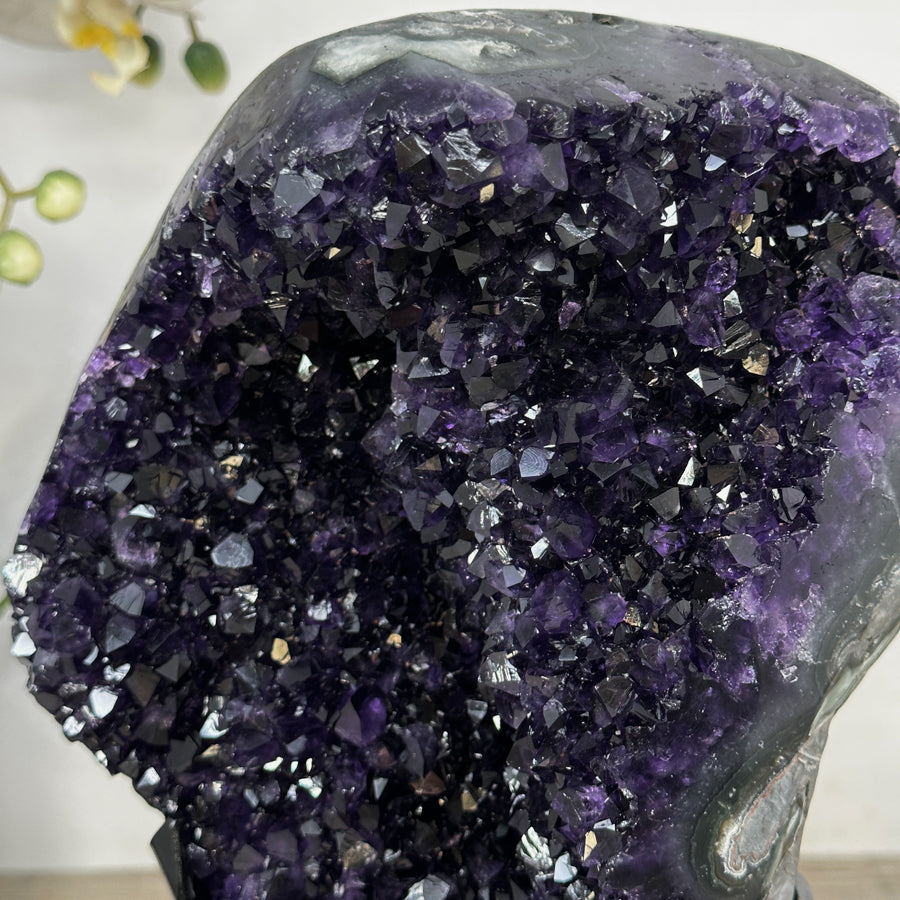 Amethyst-Kristallformation mit monumental gewachsener Kristallstruktur, in exklusiver Premiumqualität