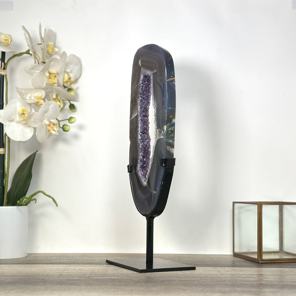 Achat-Portal mit zentraler Amethyst-Kristallformation