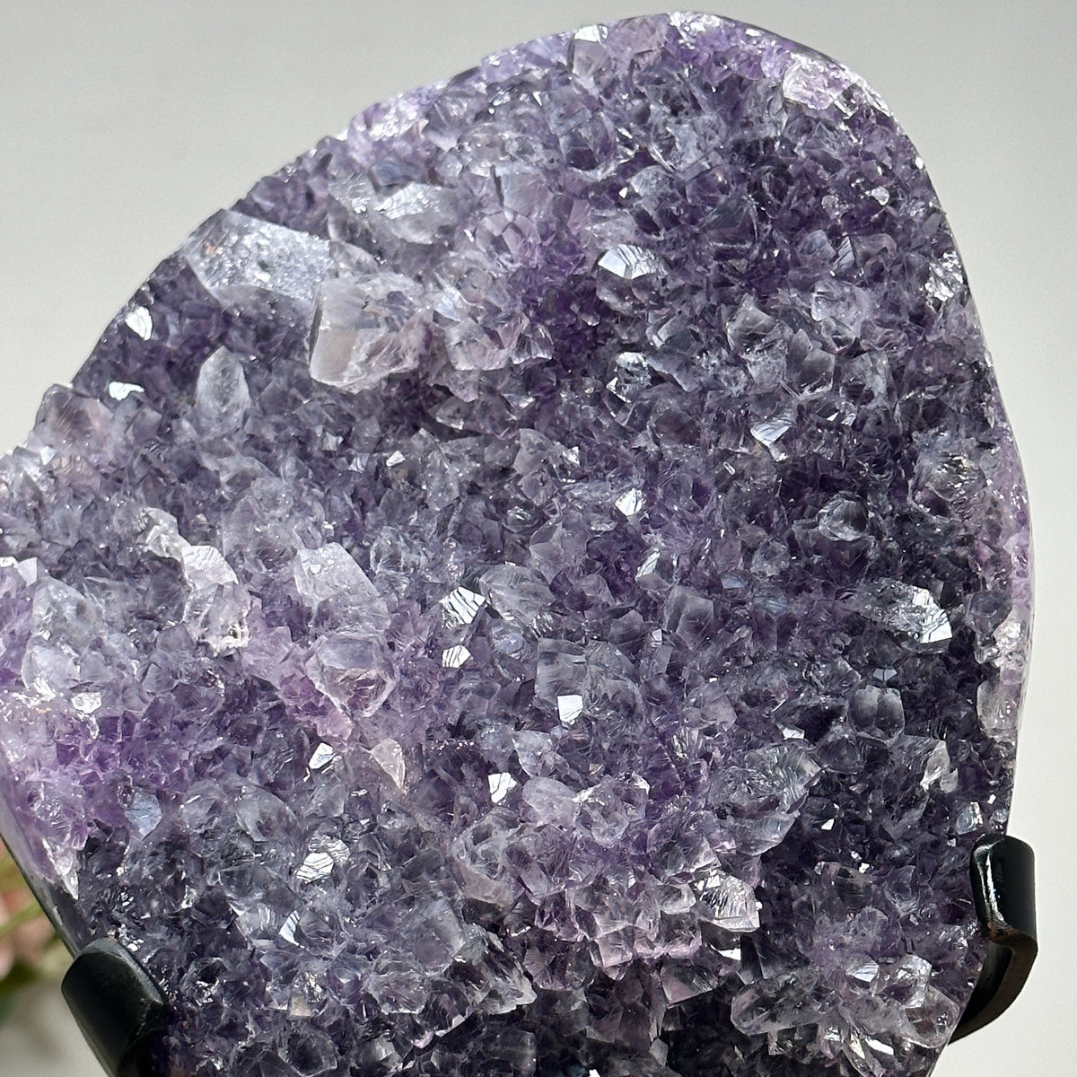 Amethyst-Jaspis-Kristallcluster groß mit grün gebänderter Naturschale