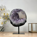 Amethyst-Geode mit individuell gewachsener Kalzit-Formation