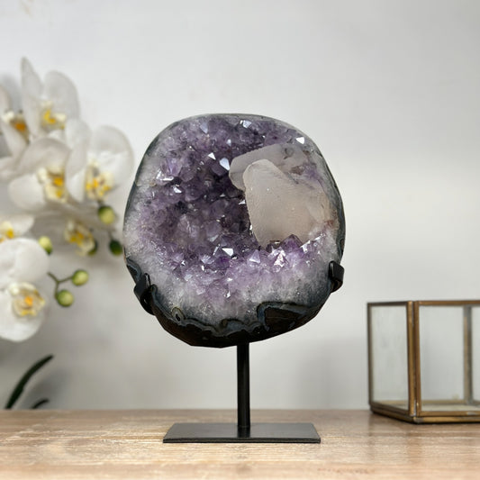 Amethyst-Geode mit individuell gewachsener Kalzit-Formation