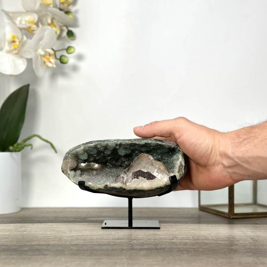 Quarz-Geode mit Kalzitkristall und grünlicher Farbwirkung