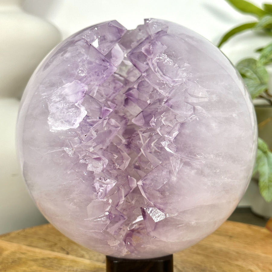 Amethyst-Steinkugel groß mit ausgeprägter Kristallkammer