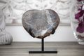 Quarz-Druzy-Herzskulptur mit funkelnder, kristallreicher Druzy-Oberfläche