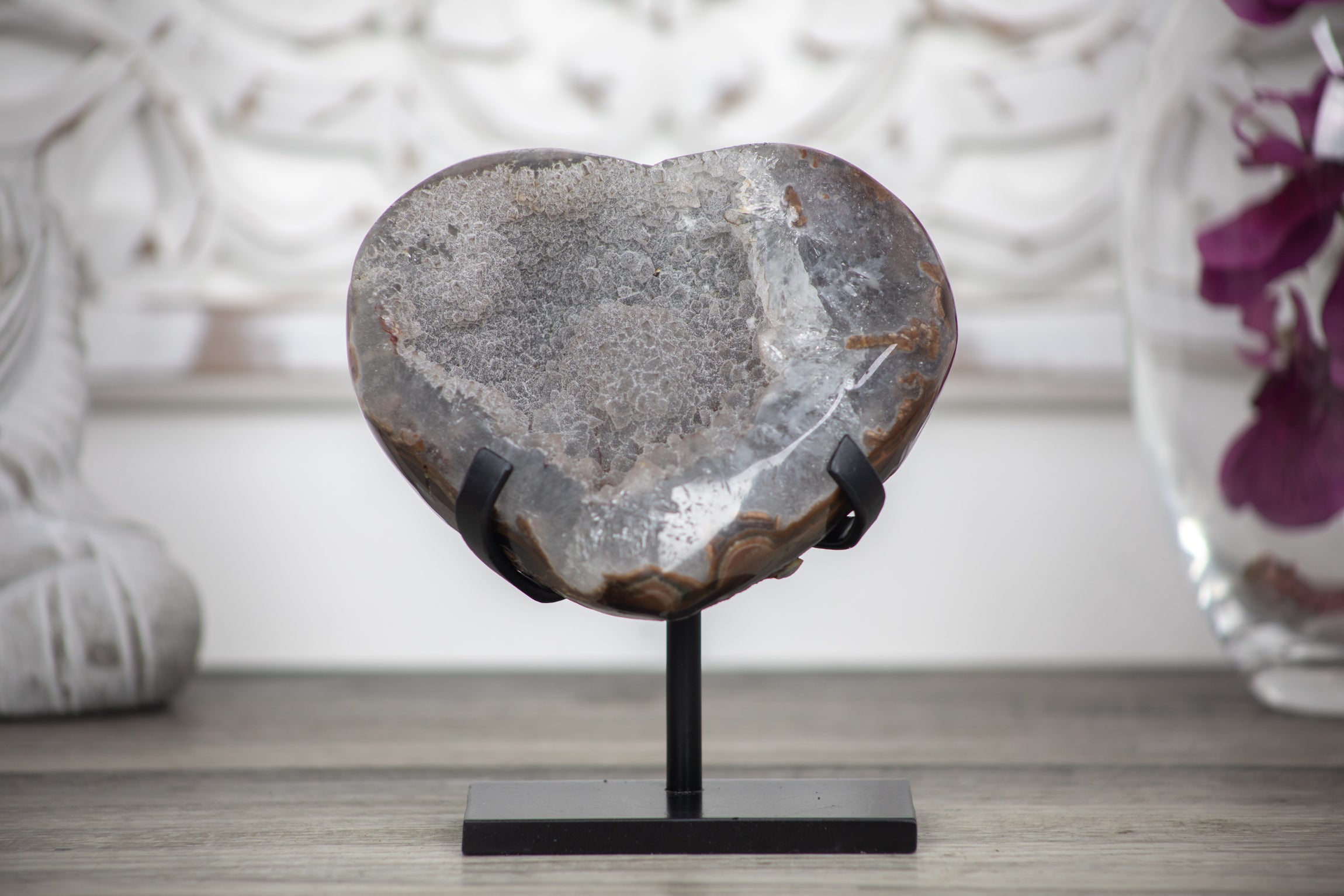 Quarz-Druzy-Herzskulptur mit funkelnder, kristallreicher Druzy-Oberfläche