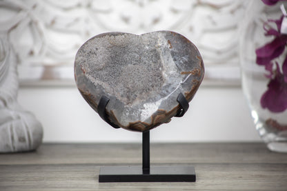 Quarz-Druzy-Herzskulptur mit funkelnder, kristallreicher Druzy-Oberfläche