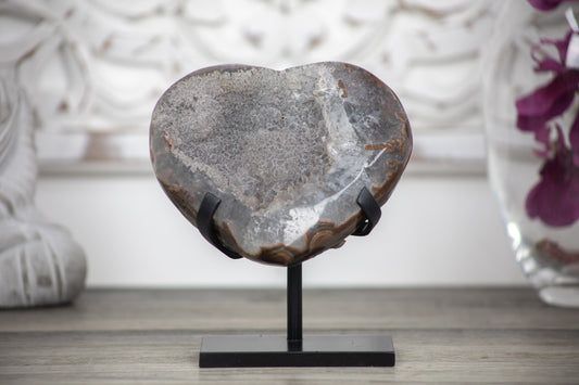 Quarz-Druzy-Herzskulptur mit funkelnder, kristallreicher Druzy-Oberfläche
