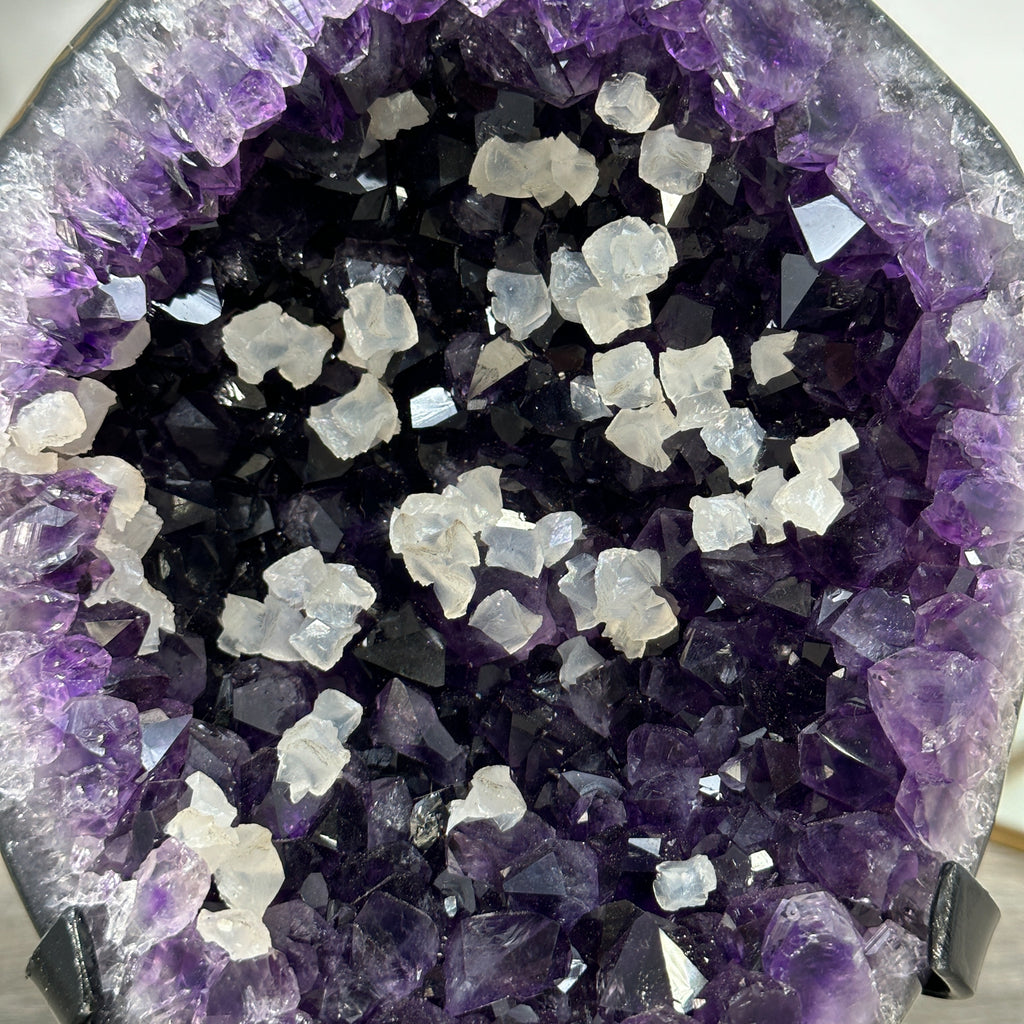 Amethyst-Geode mit klar ausgebildeter Kalzitstruktur und differenzierter Kristallbildung