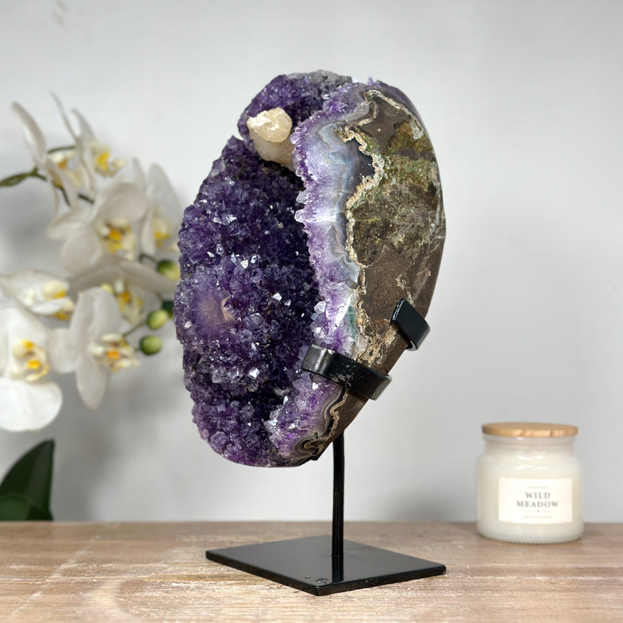 Amethyst-Geode mit wunderschön plastischer Kalzitformation
