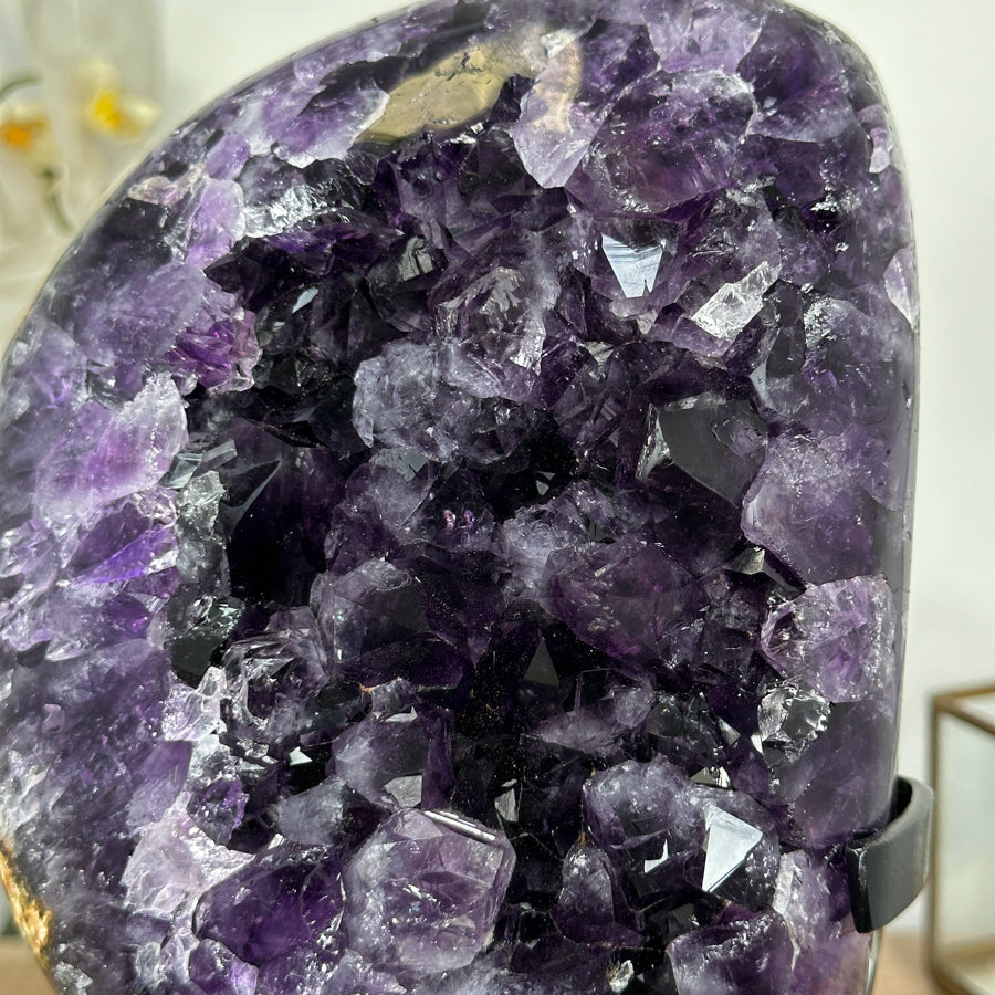 Amethyst-Kristall groß mit klar definierter Spitzenstruktur, in hochwertiger Naturqualität